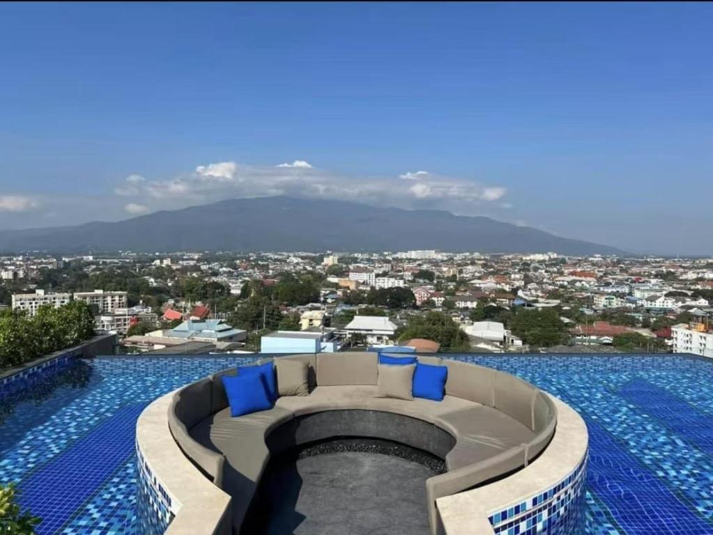 vue d'une piscine avec un canapé dans l'établissement The Astra Sky River 2 bedrooms, à Chiang Mai