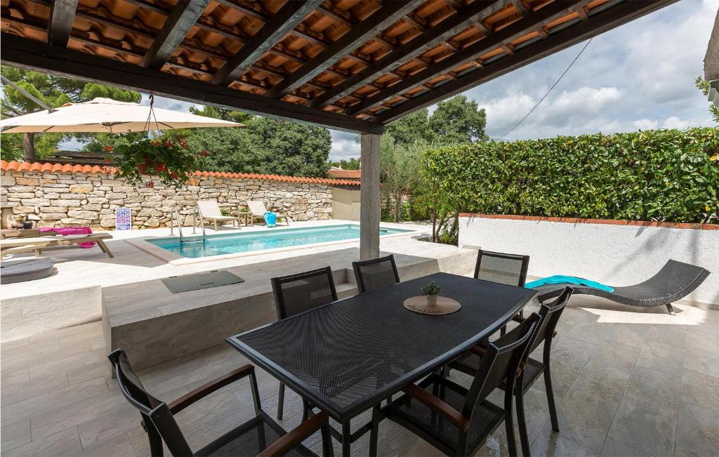 Bazén v ubytovaní Gorgeous Home In Porec With Wifi alebo v jeho blízkosti