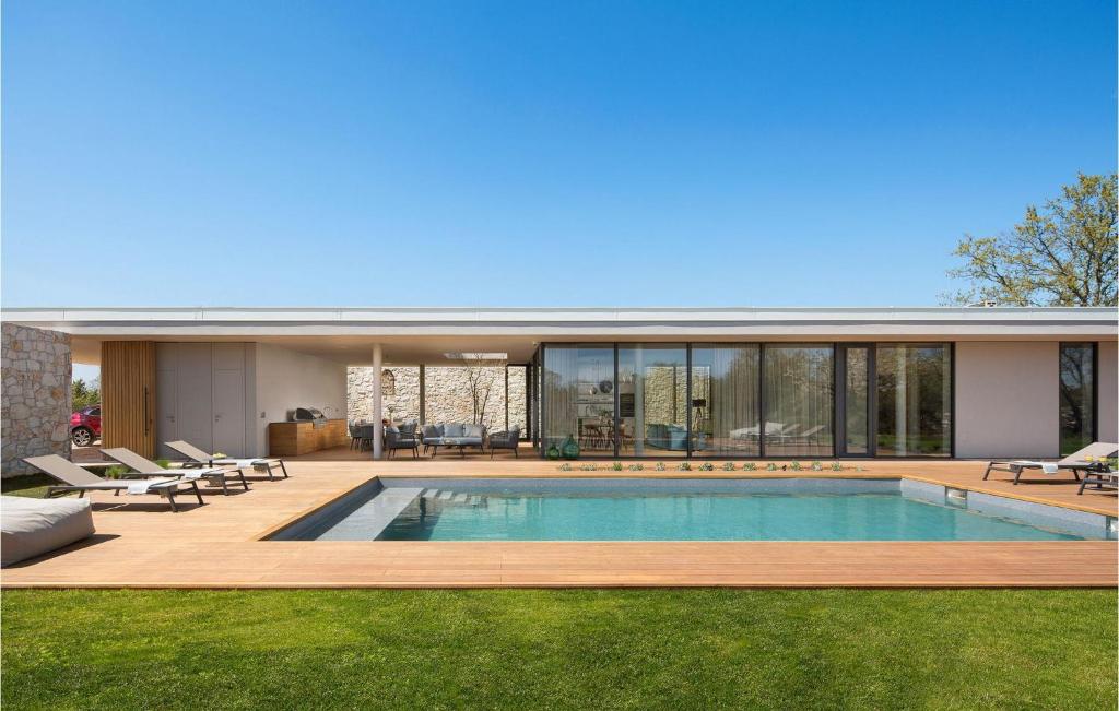 una casa con piscina en un patio en Villa Gaia 1, en Vodnjan