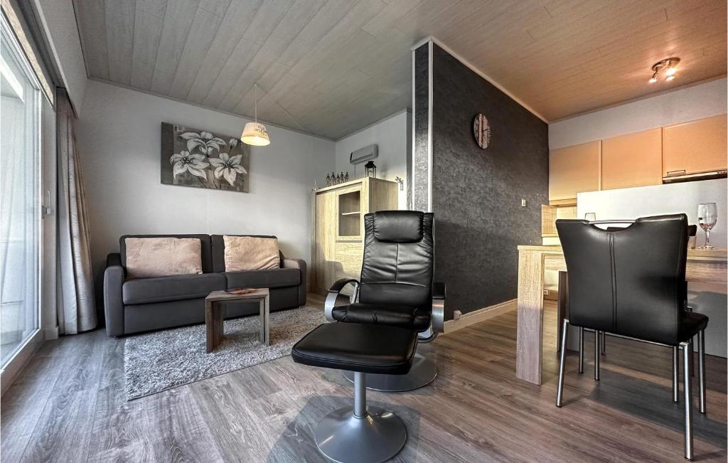 Χώρος καθιστικού στο Amazing Apartment In De Haan With Wifi