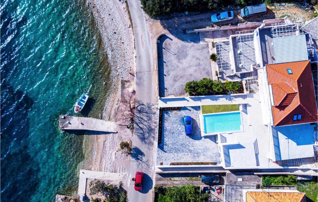 una vista aerea di una casa vicino all'oceano di Awesome Home In Kuciste With Wifi a Kučište