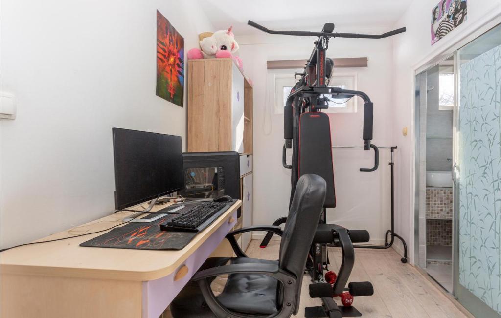 Posilňovňa alebo fitness centrum v ubytovaní Beautiful Apartment In Kastav With Wifi