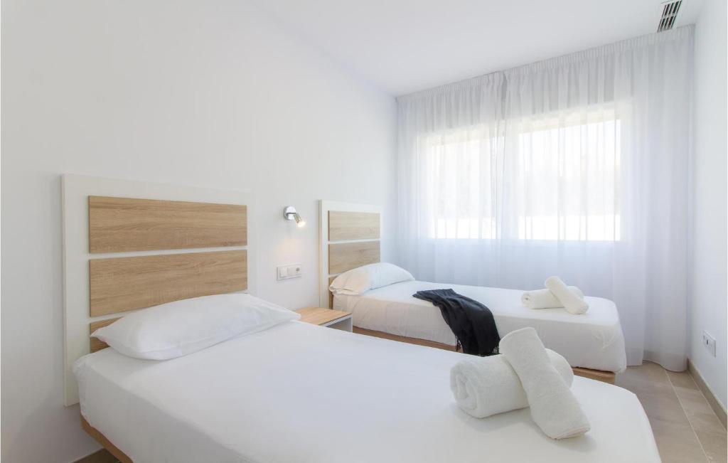 A bed or beds in a room at 3 Bedroom Cozy Apartment In Denia