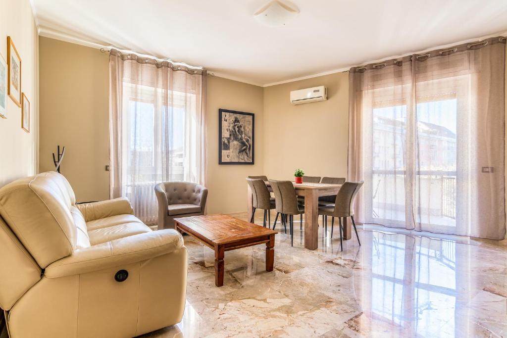 een woonkamer met een bank en een tafel bij Milano Via Morgantini 5 PAX Wi-Fi in Milaan