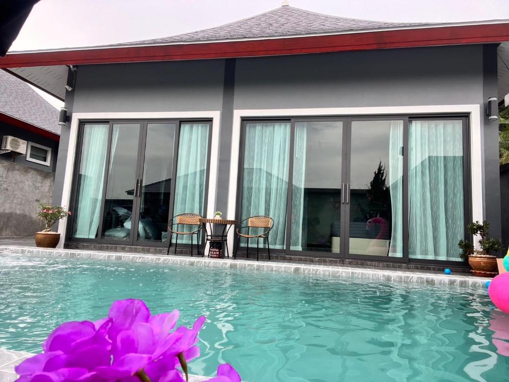 Bazén v ubytování Arun Siri Pool Villa Aonang nebo v jeho okolí