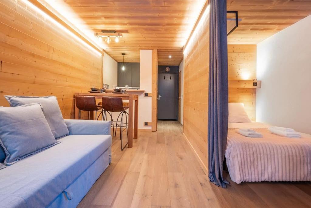 une chambre avec un lit et une cuisine avec une table dans l'établissement Chamois Blanc - Quiet Studio close to the town centre - By Cozee Rentals, à Chamonix-Mont-Blanc