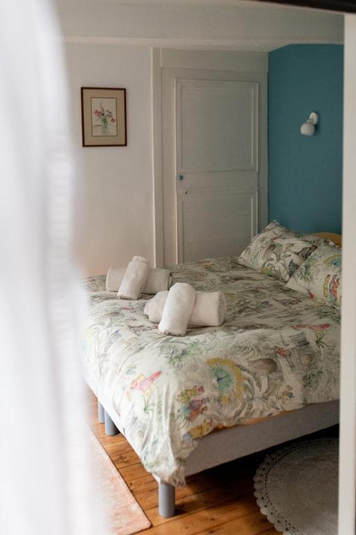 un lit avec des oreillers dessus dans une chambre dans l'établissement Sealencieux Gîte 6 à 8 pers à deux pas du port, à Saint-Valery-sur-Somme