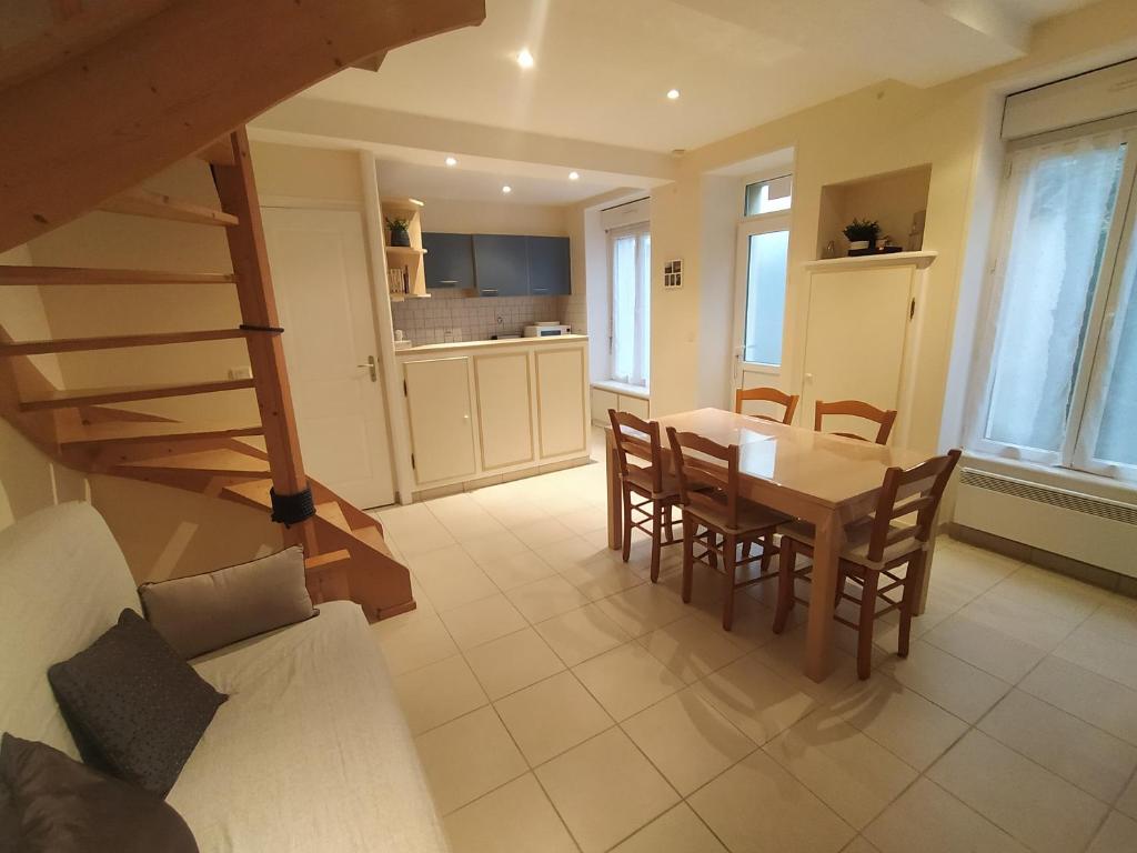 a kitchen and dining room with a table and chairs at Villa de l'epi Grandcamp Maisy in Grandcamp-Maisy