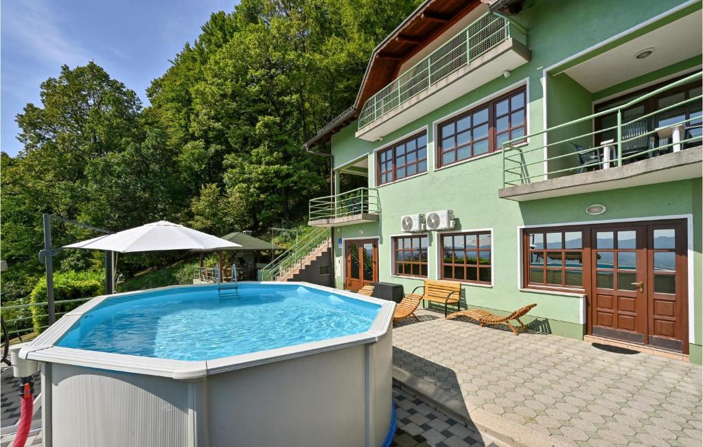 Πισίνα στο ή κοντά στο Cozy Home In Madzarevo With Kitchen