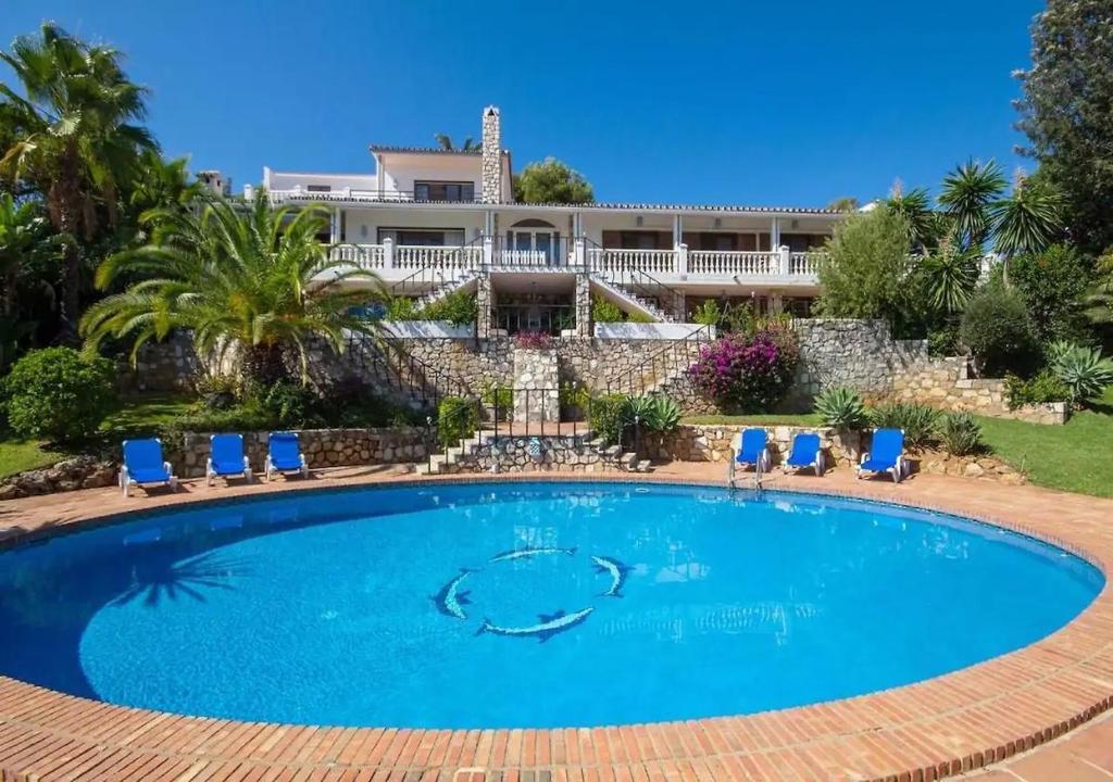 ein Swimmingpool vor einem Haus in der Unterkunft Villa Gemma Celebration Haven in Málaga