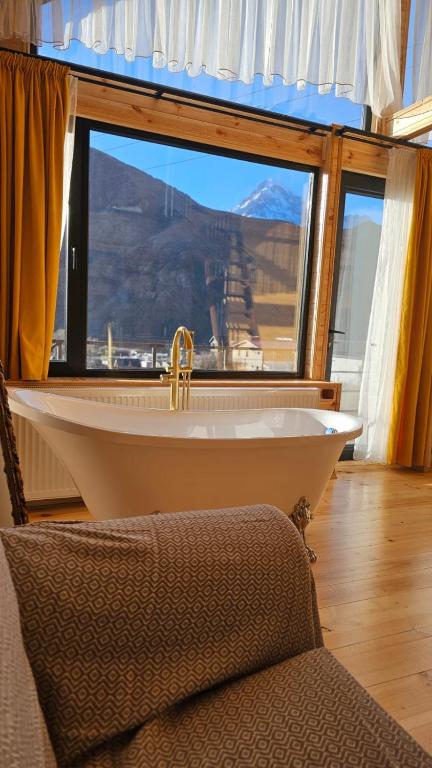 Posezení v ubytování mood villa Kazbegi