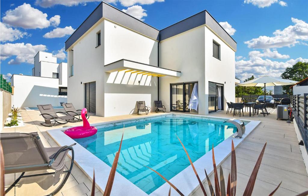 Бассейн в 3 Bedroom Cozy Home In Peroj или поблизости