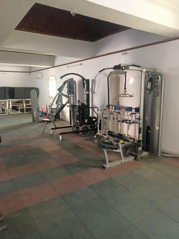 una sala con palestra dotata di macchinari di Dolphin Continental Hotel a Quseir