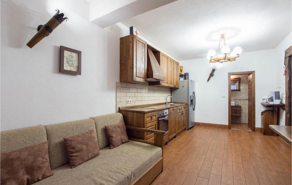 Kuchyň nebo kuchyňský kout v ubytování Cozy Home In Makarska With Sauna