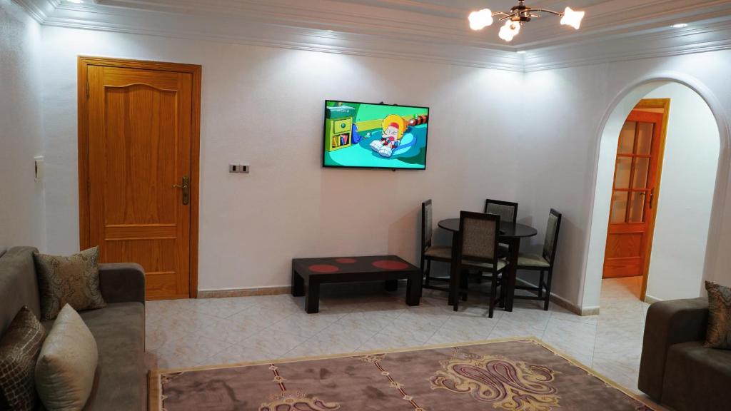 TV a/nebo společenská místnost v ubytování Hôtel Prestige