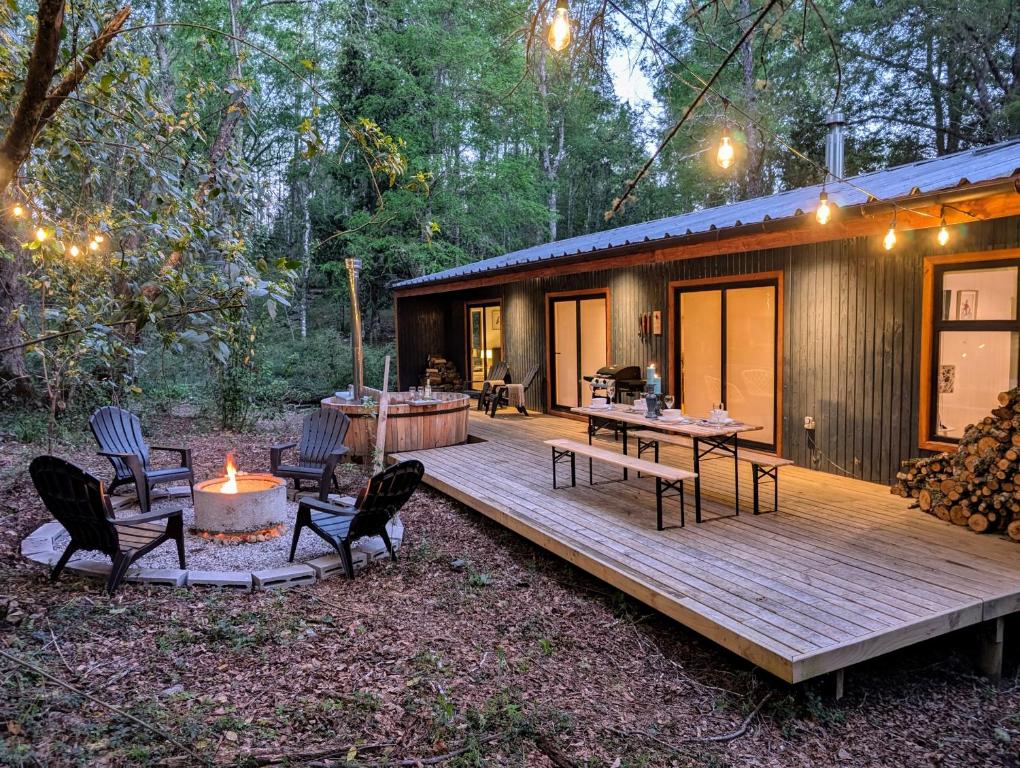 um chalé na floresta com um deque de madeira em Casa del bosque em Catrico