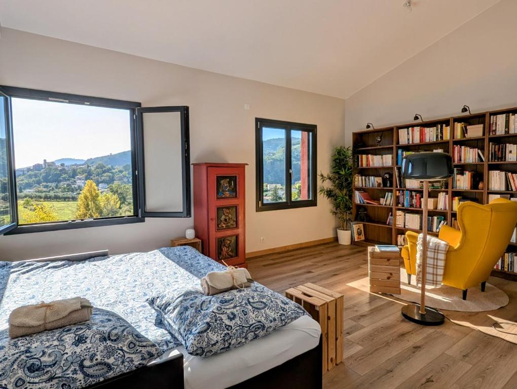 斯涅河畔奥日布Chambre spacieuse avec superbe vue et sdb privée的一间带床和大窗户的卧室