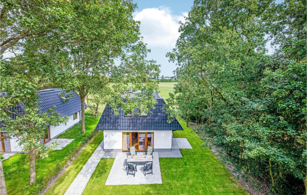 an overhead view of a house with a garden at Wieringen Waddenlodge in Den Oever