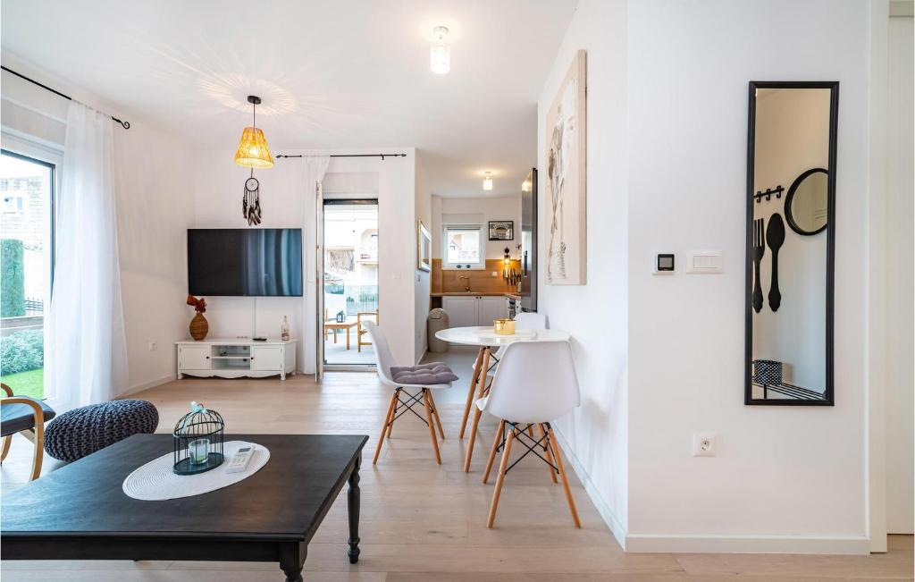 Televízia a/alebo spoločenská miestnosť v ubytovaní 1 Bedroom Beautiful Apartment In Zadar