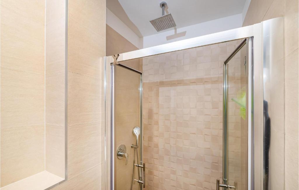 Kúpeľňa v ubytovaní 1 Bedroom Beautiful Apartment In Zadar