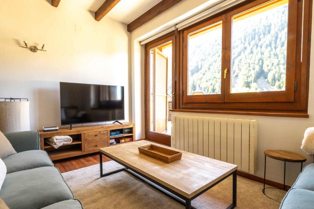 TV a/nebo společenská místnost v ubytování Mow's Snow Lodge - Pie de Pista en Baqueira- Beret