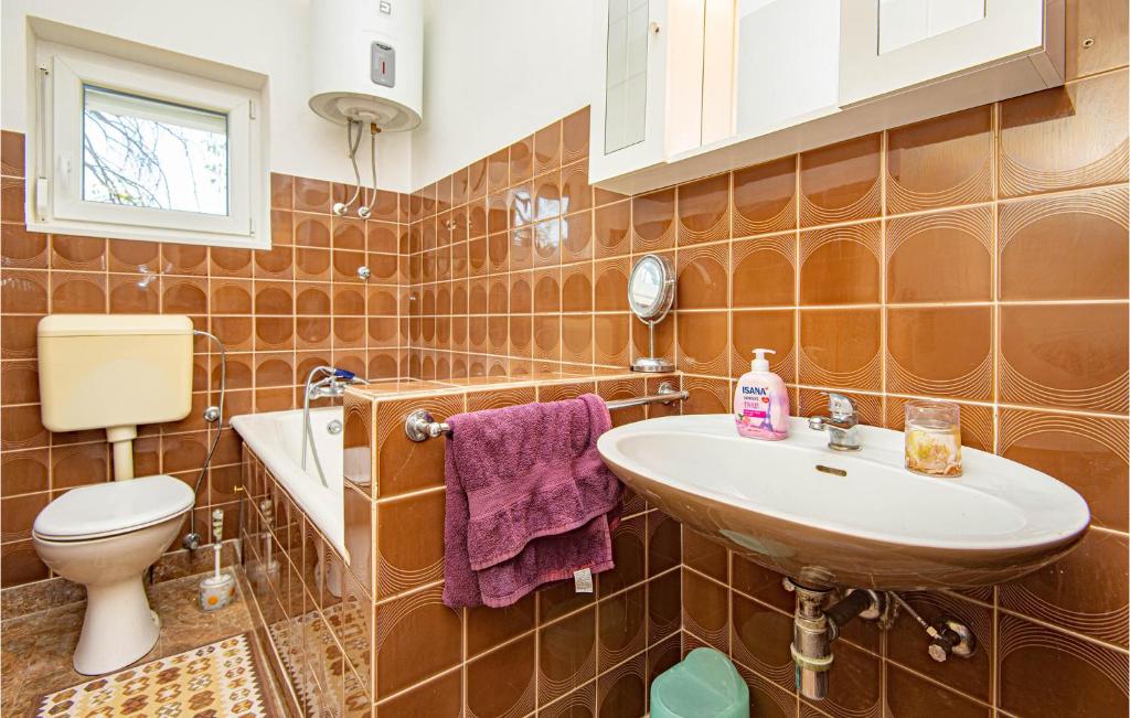 Kúpeľňa v ubytovaní Amazing Apartment In Raslina With Wifi