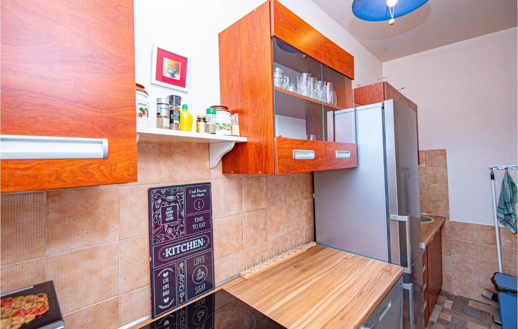 Kuchyňa alebo kuchynka v ubytovaní Amazing Apartment In Raslina With Wifi