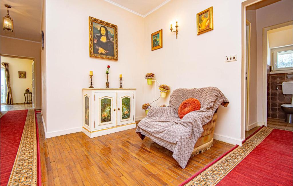 Posedenie v ubytovaní Amazing Apartment In Raslina With Wifi