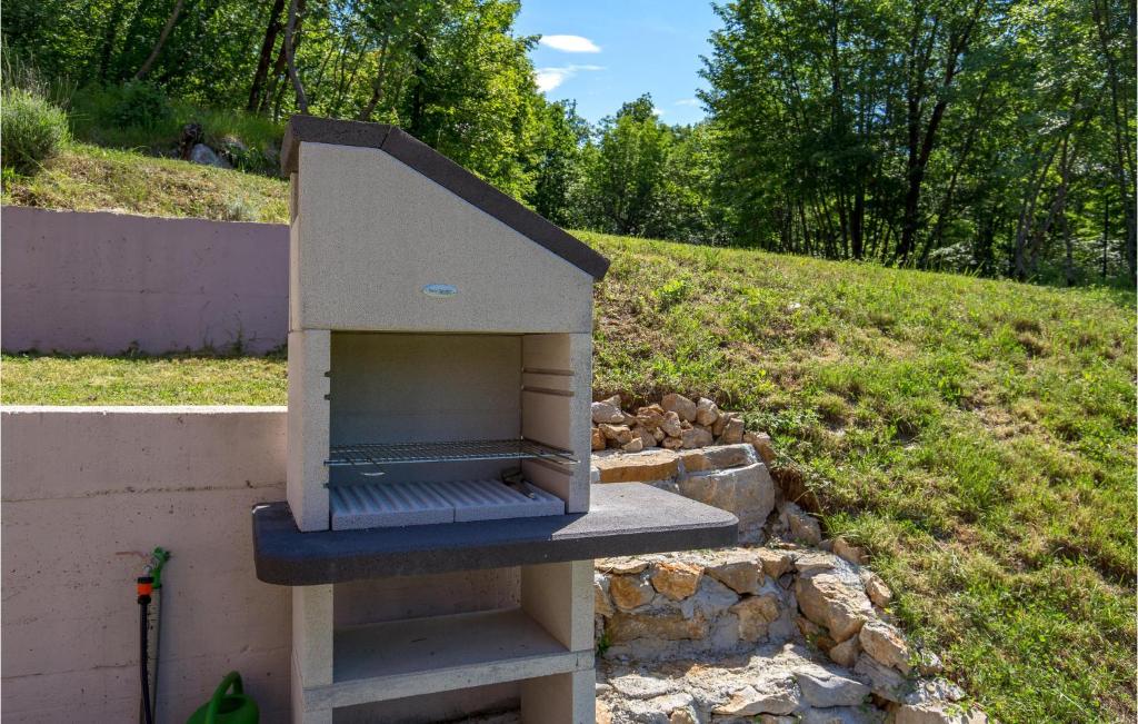 Vonkajšia záhrada v ubytovaní 4 Bedroom Beautiful Home In Veprinac