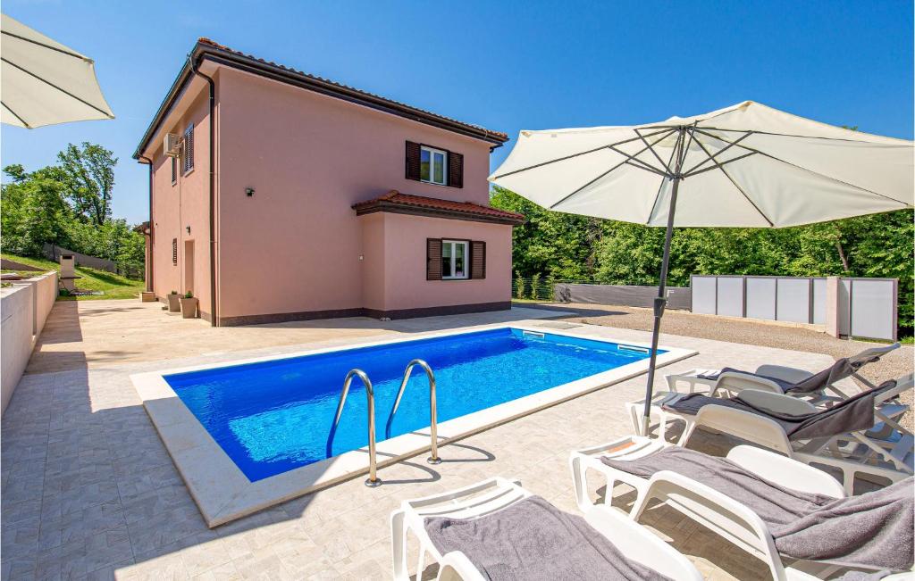 Bazén v ubytovaní 4 Bedroom Beautiful Home In Veprinac alebo v jeho blízkosti