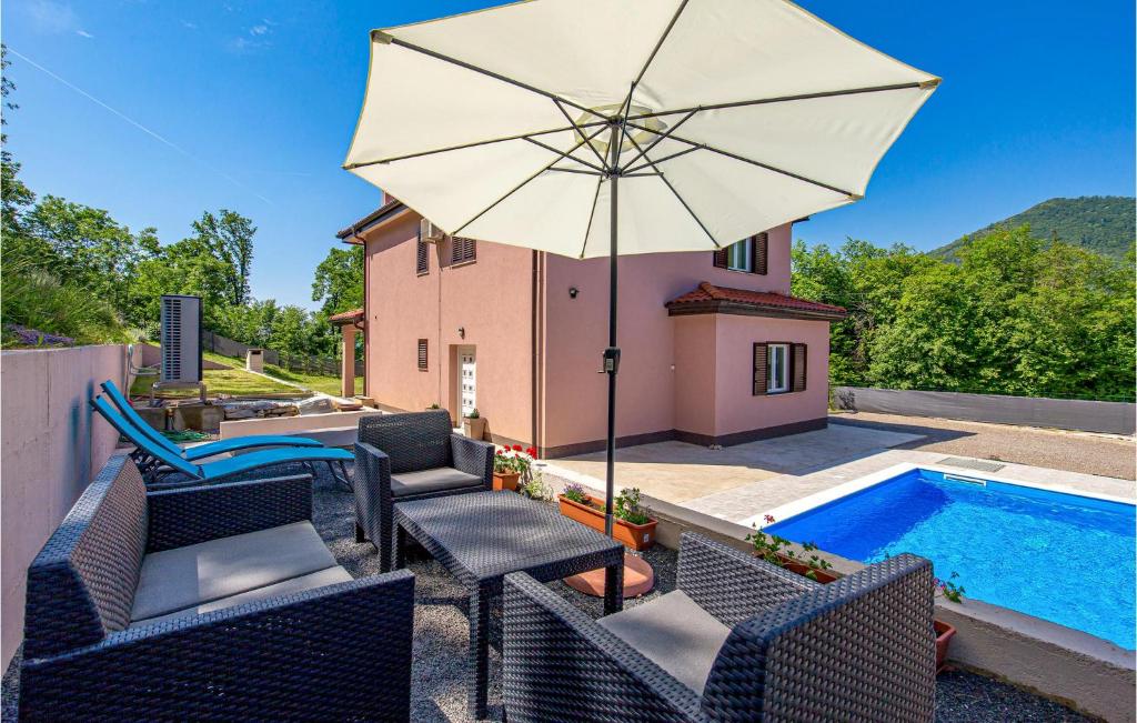 Bazén v ubytovaní 4 Bedroom Beautiful Home In Veprinac alebo v jeho blízkosti