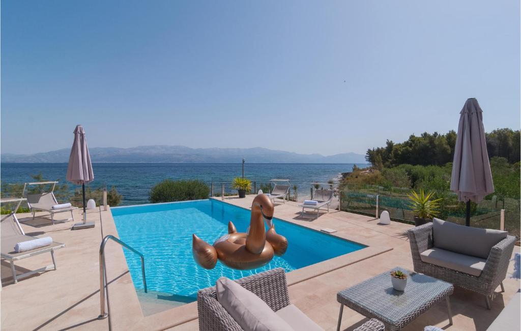 Πισίνα στο ή κοντά στο Beach Front Home In Sutivan