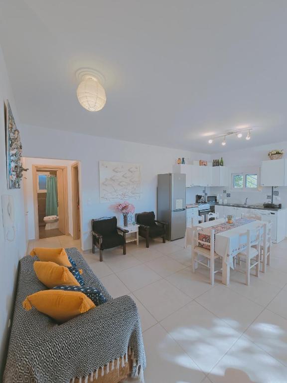 Kuchyň nebo kuchyňský kout v ubytování Lakithra Apartments