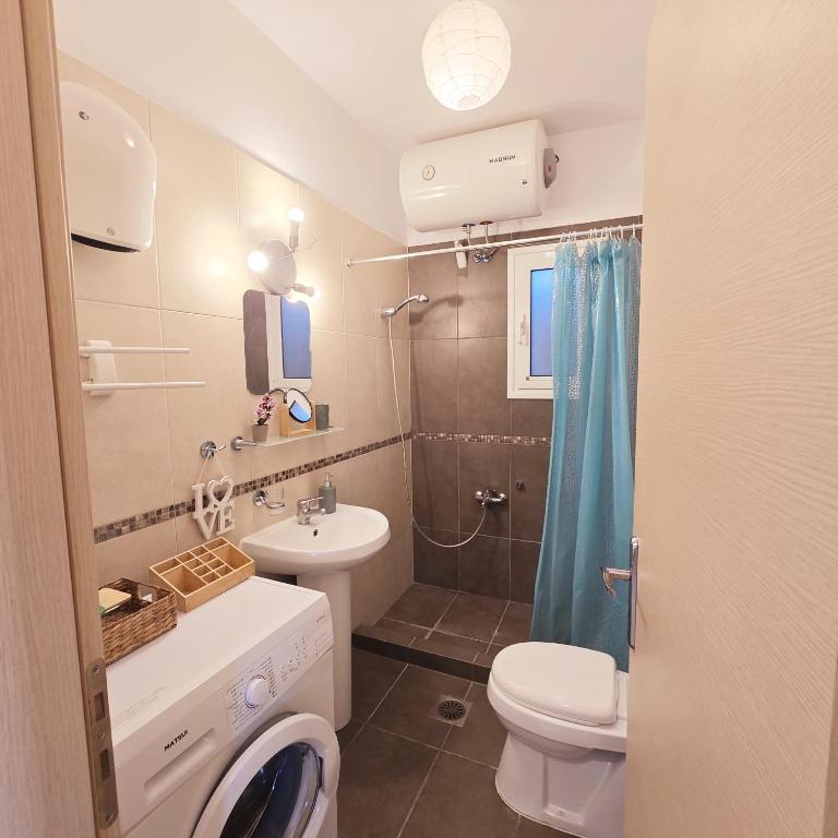 Koupelna v ubytování Lakithra Apartments