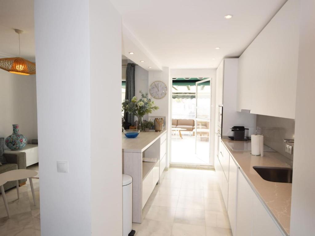 Kuchyňa alebo kuchynka v ubytovaní Locrimar V B3 Moderno Apartamento Orientado al Sur