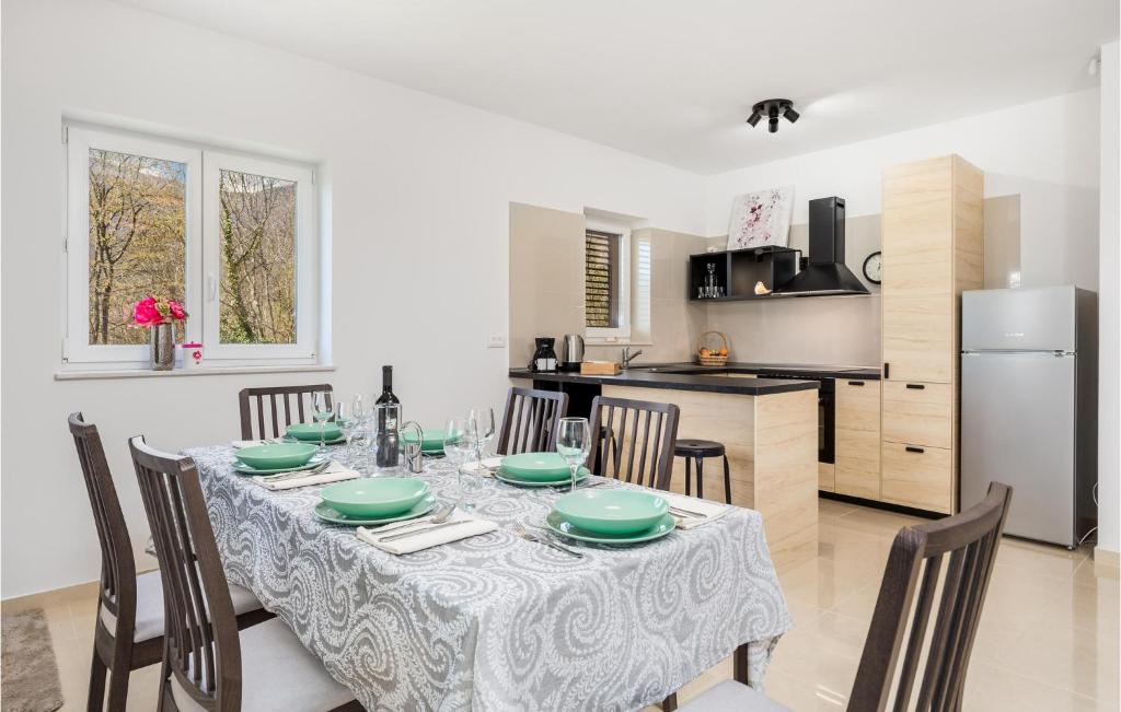 Kuchyňa alebo kuchynka v ubytovaní 4 Bedroom Beautiful Home In Veprinac