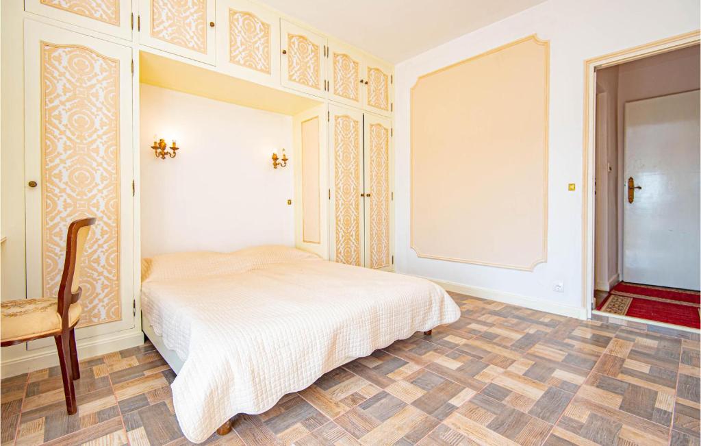 Posteľ alebo postele v izbe v ubytovaní Amazing Apartment In Raslina With Wifi