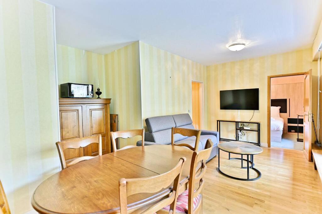 un salon avec une table à manger et une télévision dans l'établissement Appartement #Vaugirard Mairie du 15ème - II, à Paris