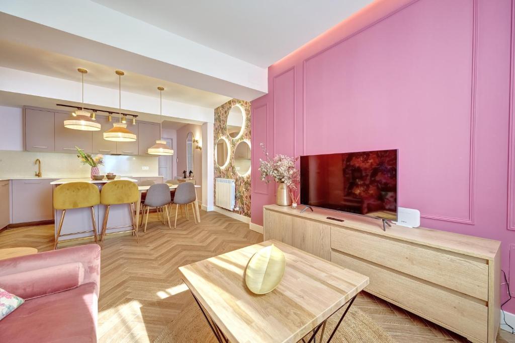 a living room with a pink wall at Apartamentos Minica Home Rosé in Logroño