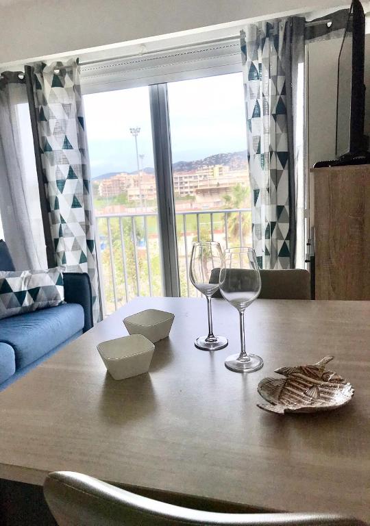 - une table avec un verre de vin en haut dans l'établissement Studio direct plage, au Lavandou