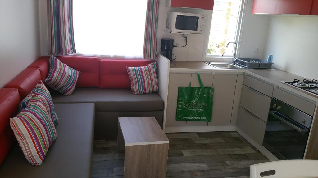 Kuchyň nebo kuchyňský kout v ubytování Mobile Homes by KelAir at Castell Montgri