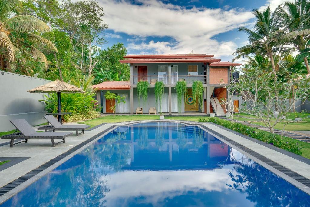 Πισίνα στο ή κοντά στο Hasthri Boutique Grey Chalet in Ahangama with pool Near Beach