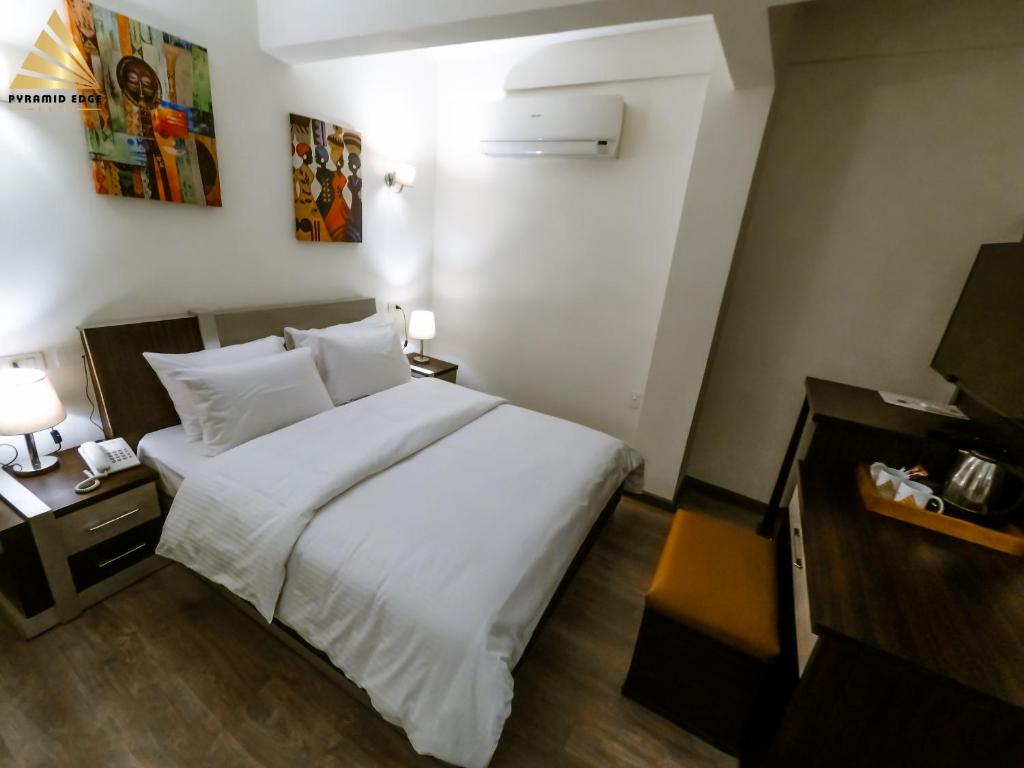 Postel nebo postele na pokoji v ubytování Pyramid Edge Hotel & Exclusive Pyramids View Rooftop