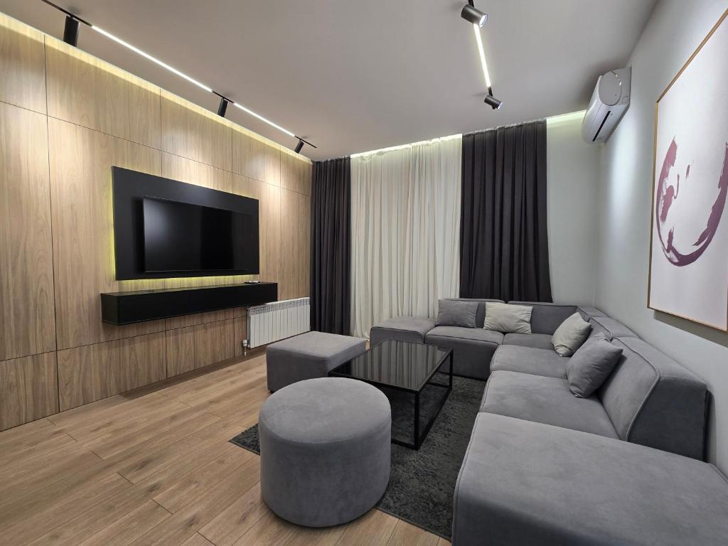 Μια τηλεόραση ή/και κέντρο ψυχαγωγίας στο Ultra comfort apartment in NRG Oybek