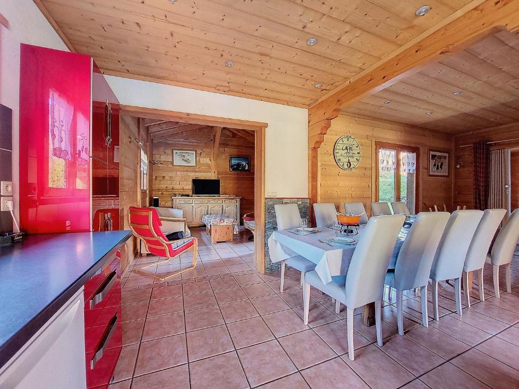 eine Küche und ein Esszimmer mit Tisch und Stühlen in der Unterkunft Manupa in Morzine