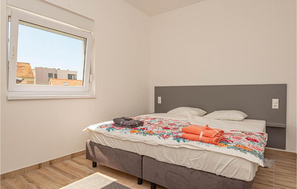 Postel nebo postele na pokoji v ubytování Cozy Apartment In Brodarica With Wifi