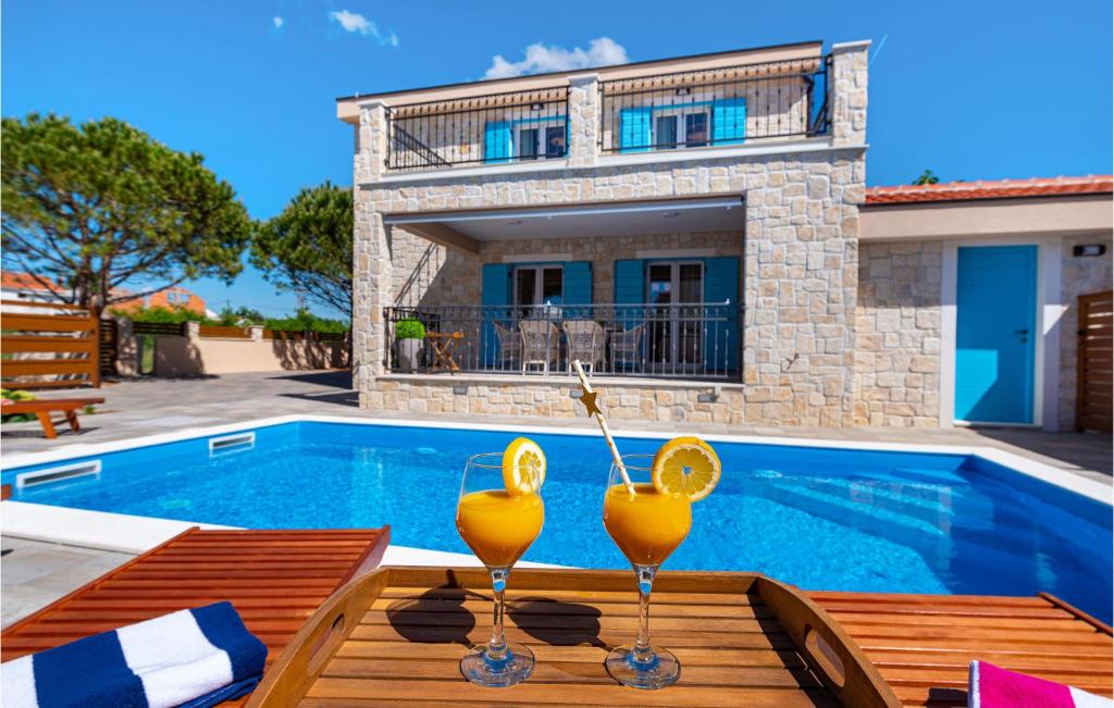 Bazén v ubytování Pet Friendly Home In Privlaka nebo v jeho okolí