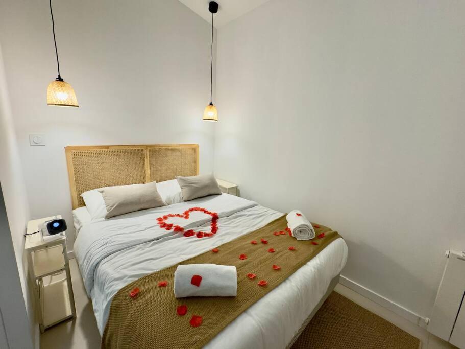 En eller flere senge i et værelse på Romantique Room - Cinéma - Netflix - St Roch