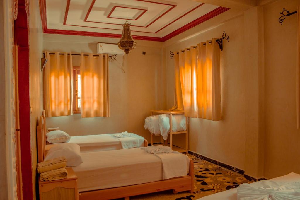 Postel nebo postele na pokoji v ubytování Riad Restaurant MARZOUK