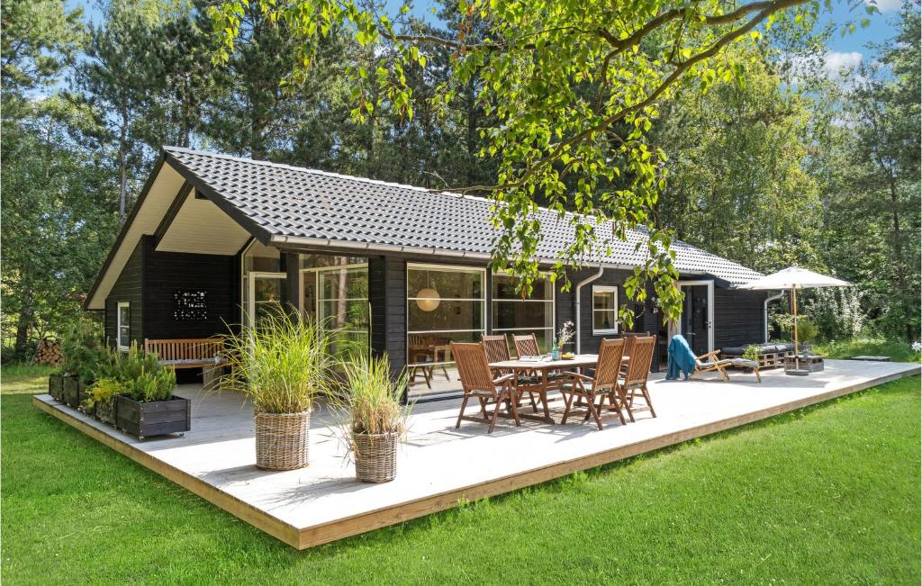 a house with a patio with a table and chairs at Stunning Home In Sjællands Odde in Yderby